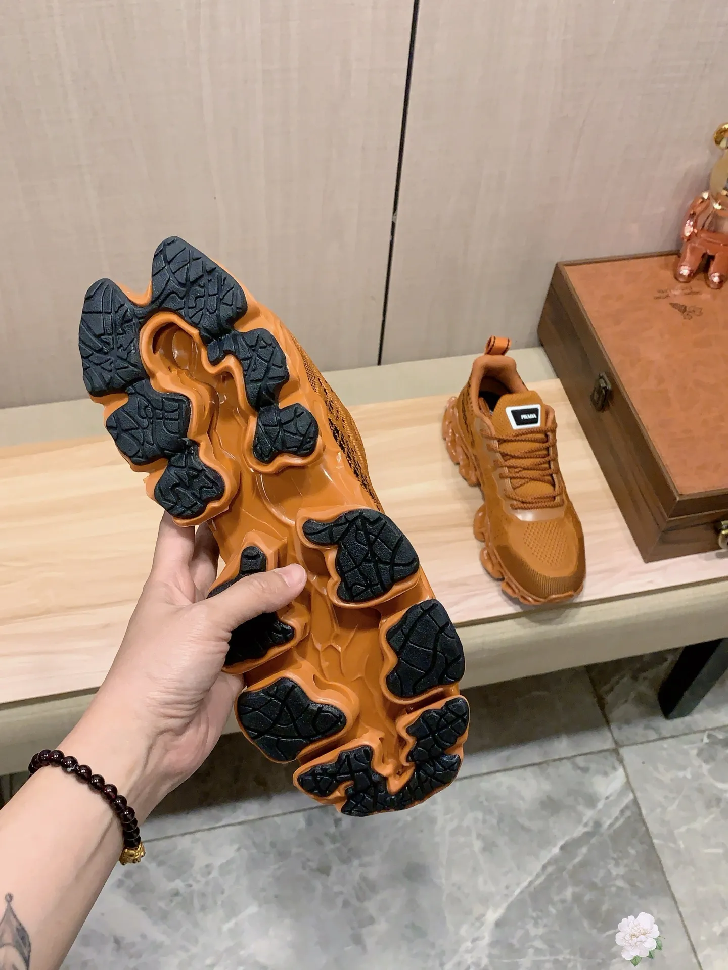 Men's men's shoes💰460💰💰🎩🎩[Lightning][Lightning] "PRADA*" The latest and most popular casual shoes, top brand [seduce] luxury ~ purchasing agency, top ~ quality. [Strong] The upper is made of imported breathable fly weave material ➕ breathable sheepskin feet (•) with fine workmanship. The original stylish and stylish soft rubber wear-resistant and non-slip outsole is light and comfortable on the feet. The real thing looks better when photographed. 004: Size: 38-44, 3️⃣ colors selected